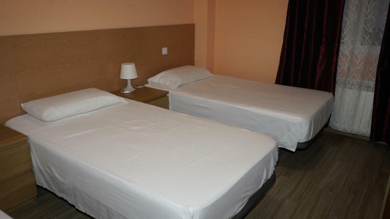 Hostal La Pared Torres de la Alameda Εξωτερικό φωτογραφία